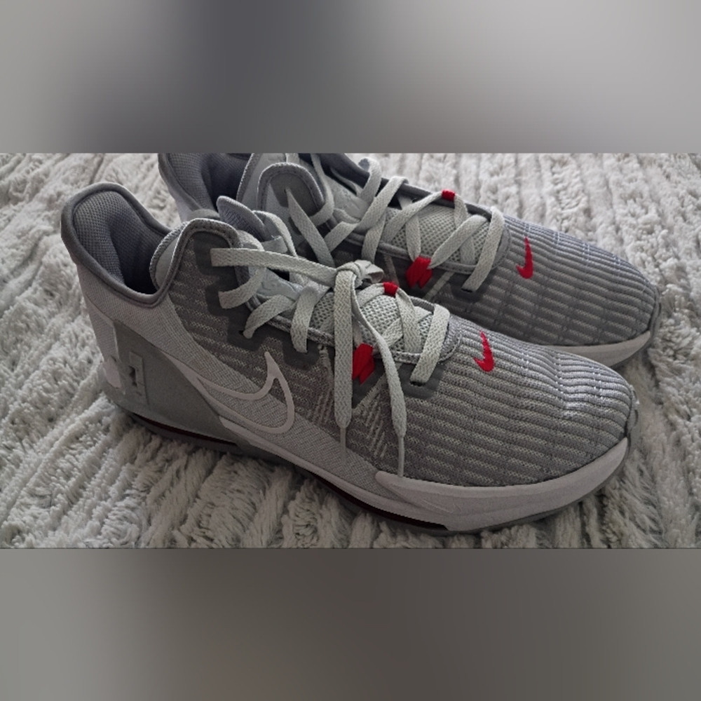 Nike Lebron JAMES... NEW - Picture 2 of 9